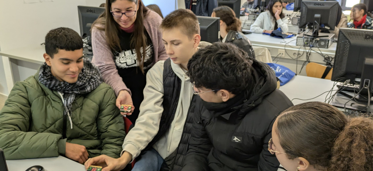 Programar un 'tamagotchi' con IA: medio millar de estudiantes preuniversitarios descubren a las científicas de la UPCT